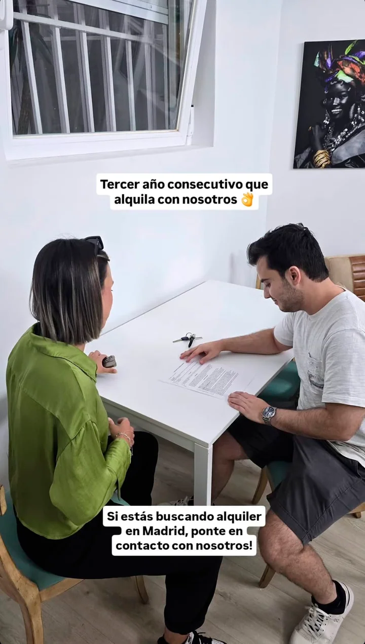Clientes firmando documentos de alquiler