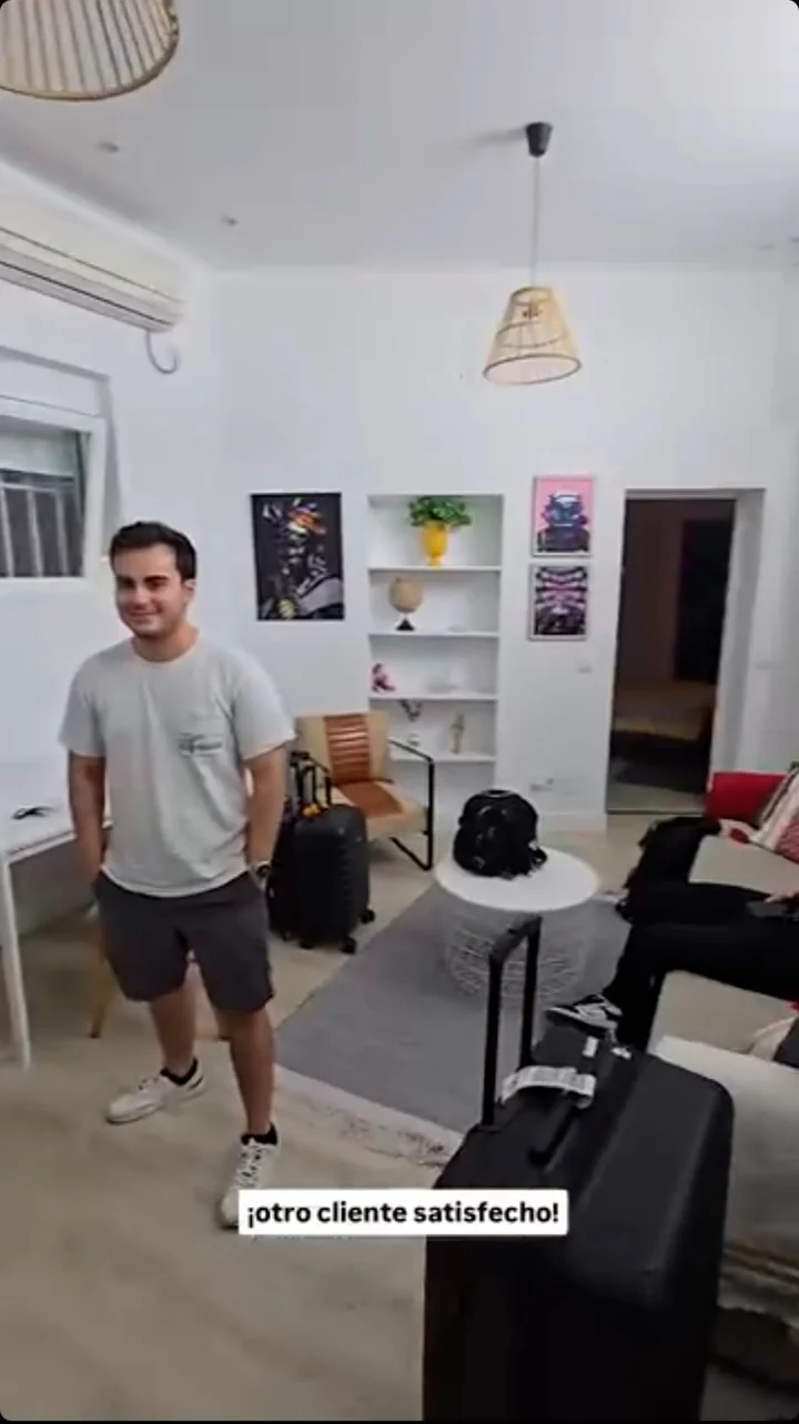 Cliente llegando a su nueva vivienda con maletas